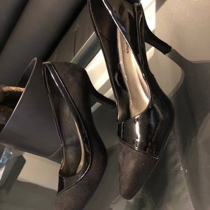 Black pumps close ties